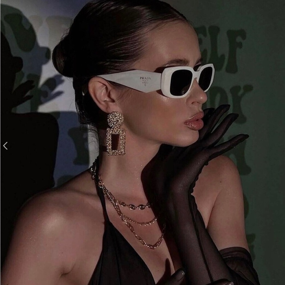 PRADA’S SEEN ON CELEBS AND INFLUENCERS SUNGLASSES, SEEN EVERYWHERE ON EVERYONE - Picture 1 of 16